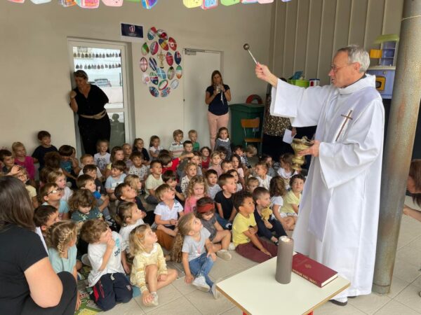 Bénédiction des enfants et des cartables à l'école Saint-Pierre